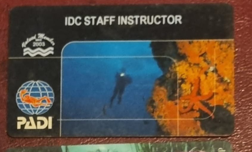 PADI IDC Staff Instructor kartının ön yüzü